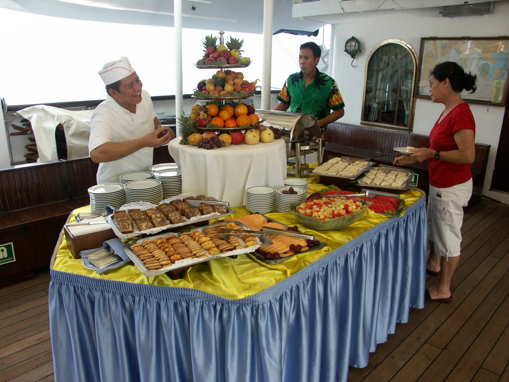 SV Starflyer auf der Andamanensee - Nordroute - Mittagsbuffet an Deck