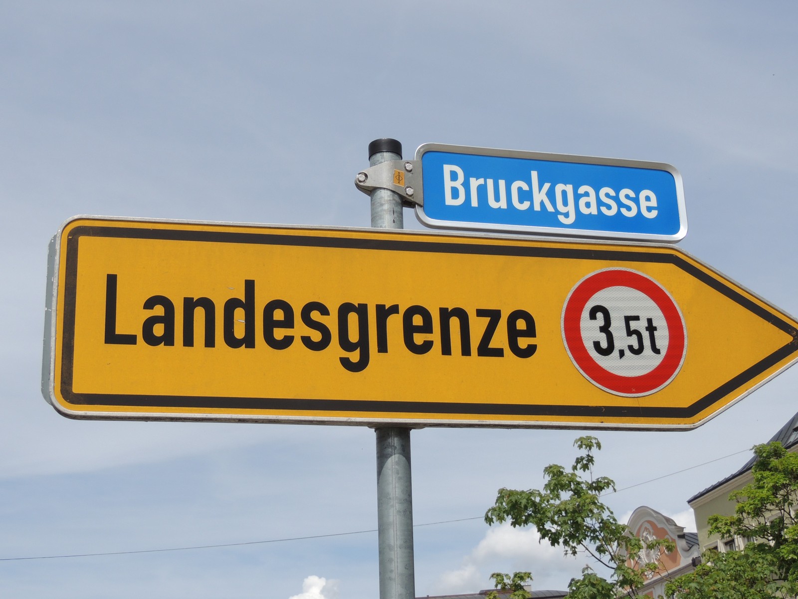 Wegweiser zur Landesgrenze - Bruckgasse Burghausen