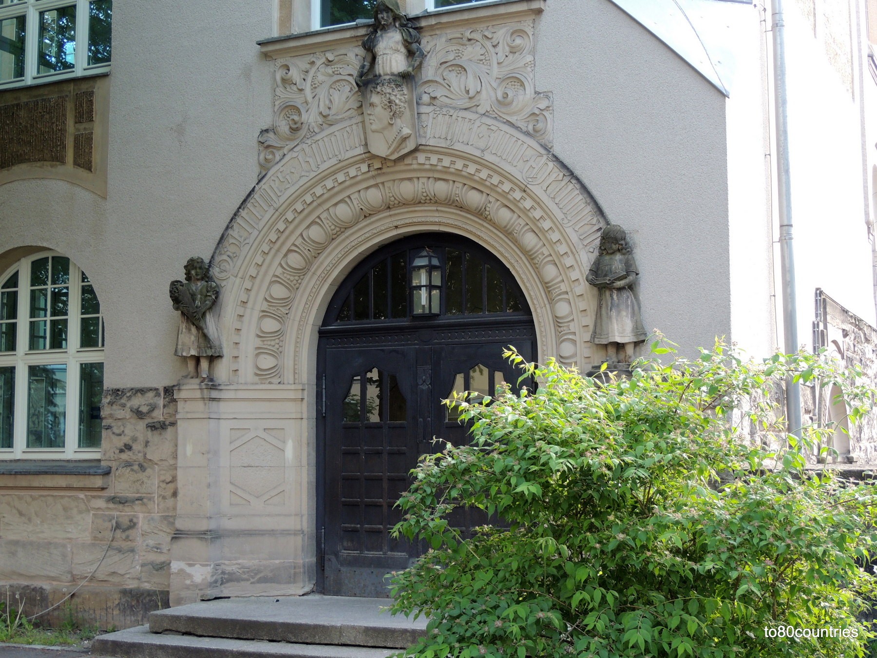 Heiligkreuz-Mittelschule Coburg - Mädcheneingang