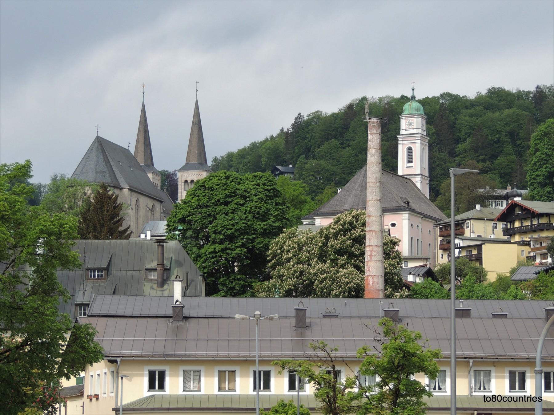 Hofbrauhaus Berchtesgaden mit Stiftskirche und Pfarrkirche St. Andreas