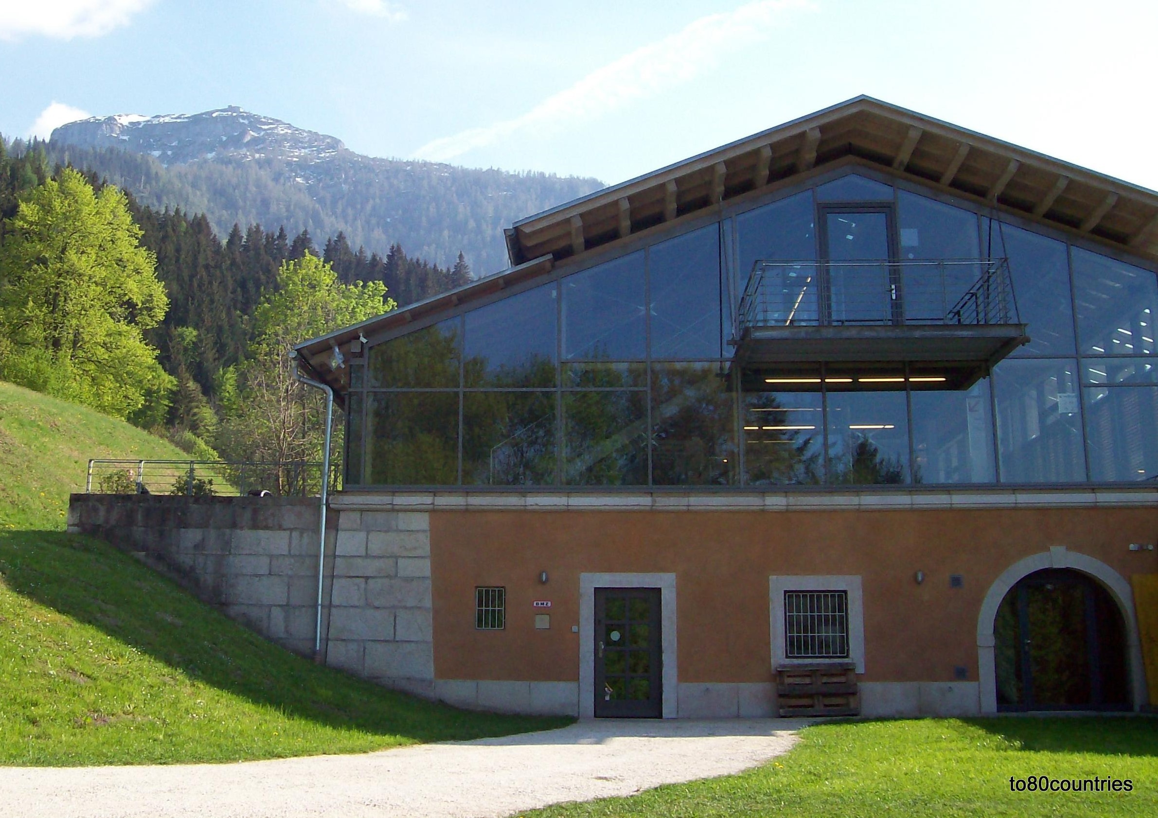 Dokumentationszentrum Obersalzberg mit Kehlstein 1.881 m