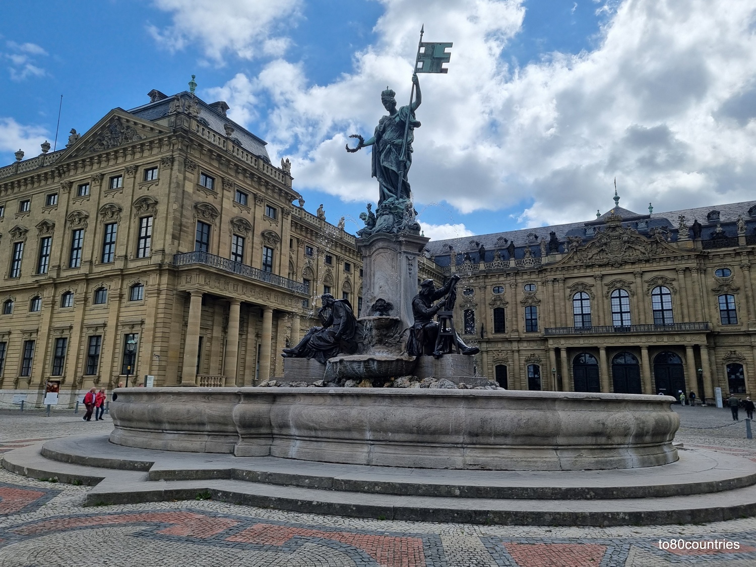 Residenzplatz Würzburg mit Frankonia-Brunnen