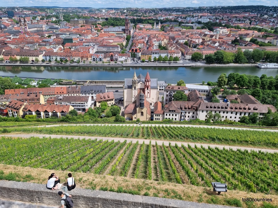 Weinlage Schlossberg mit St. Burkard