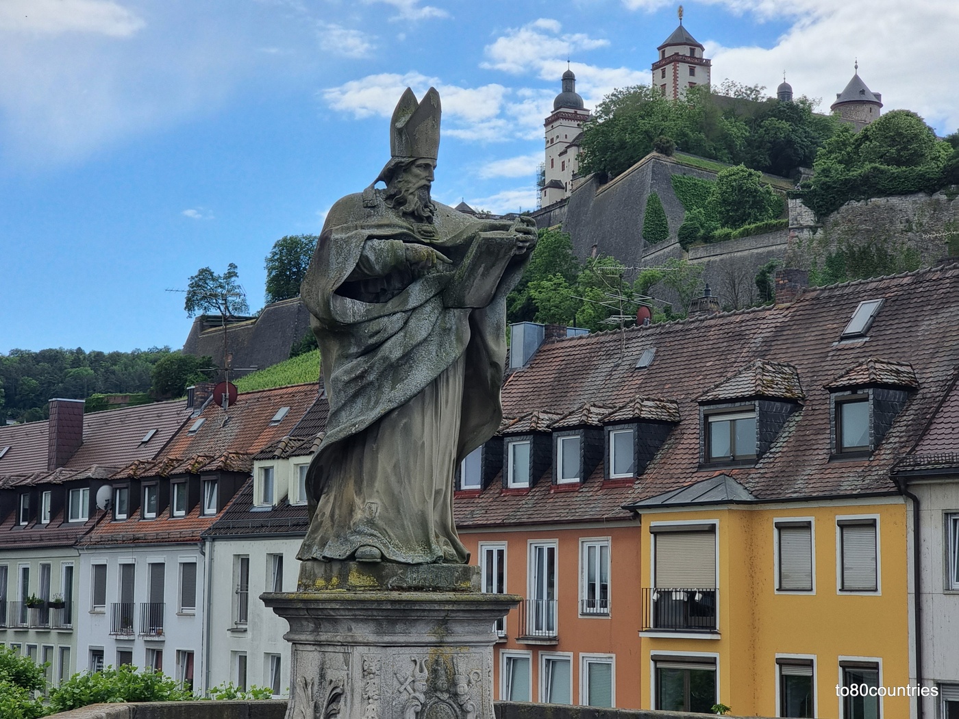 Würzburg - linkes Mainufer mit Festung Marienberg