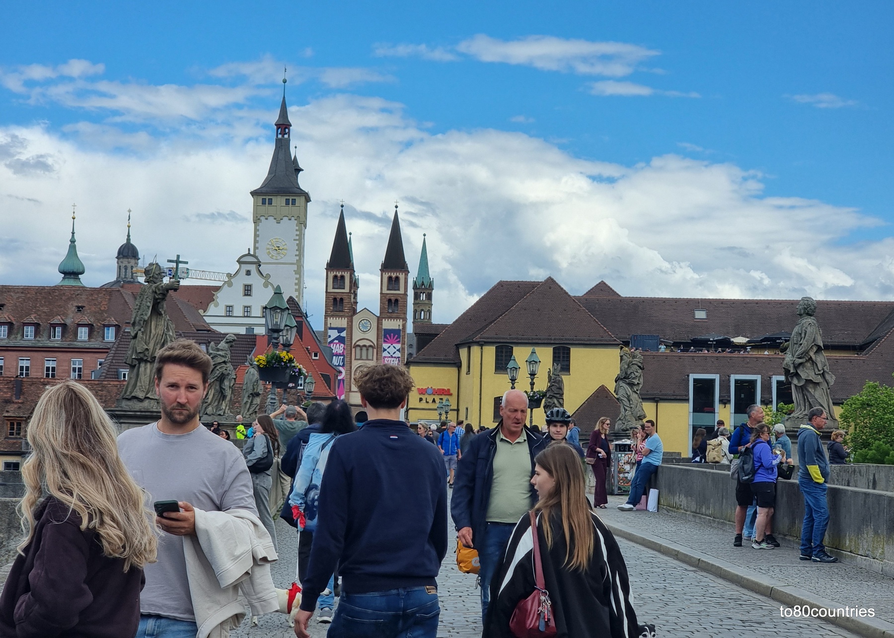 Würzburg - Blick von der Alten Mainbrücke in die Altstadt