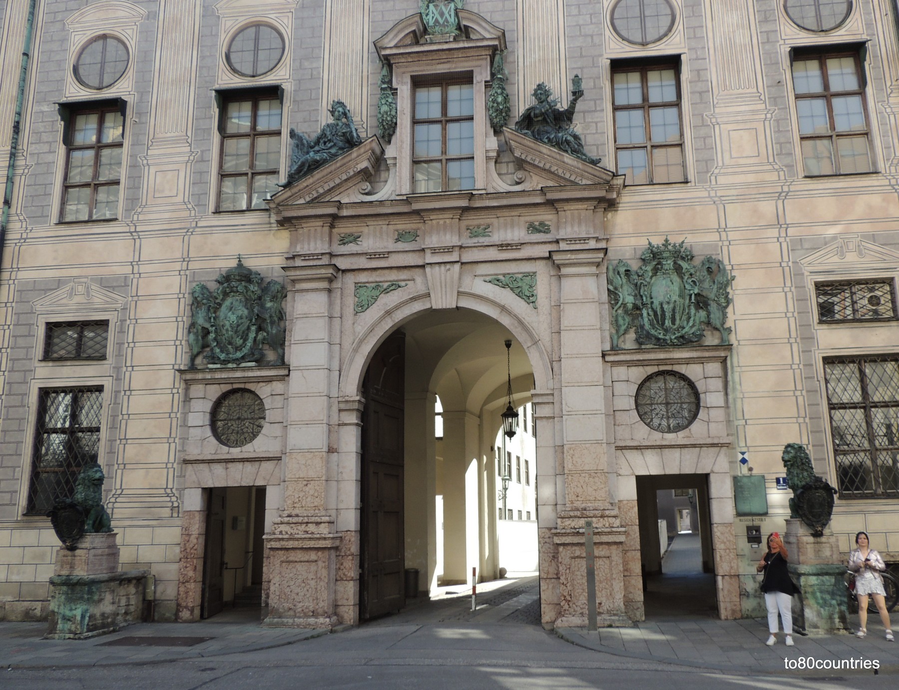 Prachtportal in der Residenzstraße - Zugang zum Kapellenhof