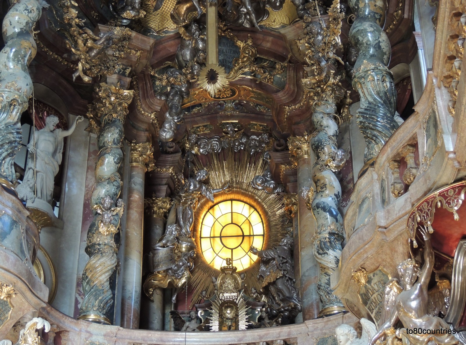 Asamkirche - München - Oberlich-Fenster hinter dem Altar