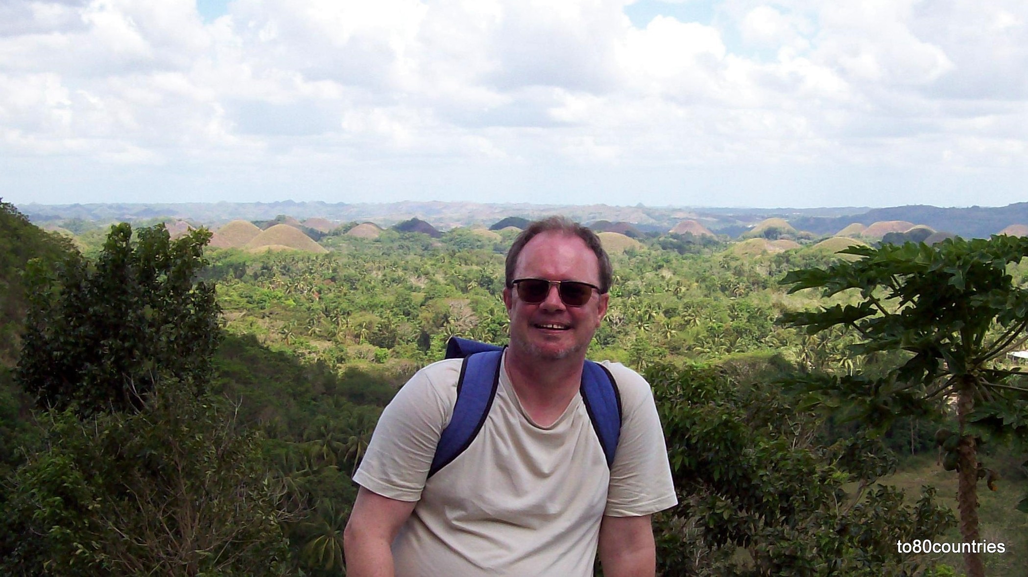 Der Autor vor den Chocolate Hills auf Bohol