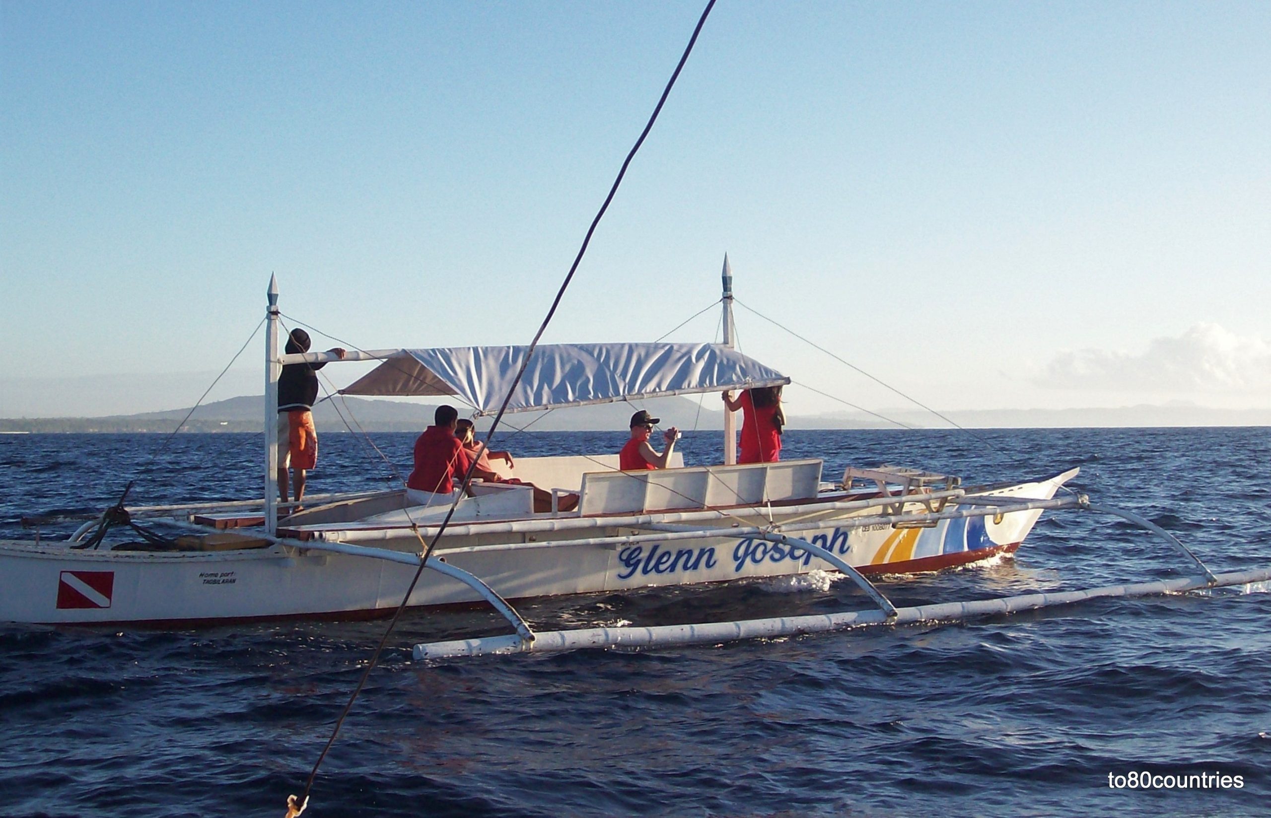 Doppel-Auslegerboot in der Bohol-See