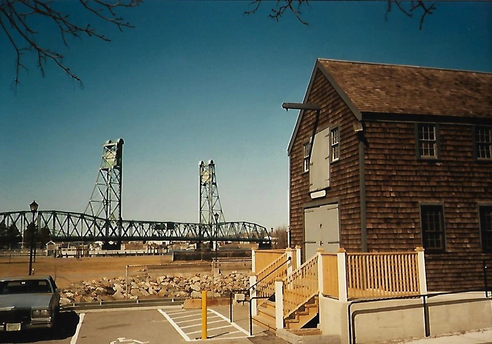 Sheafe Warehouse mit Blick auf die Zugbrücke Memorial Bridge - Portsmouth NH - Neuengland