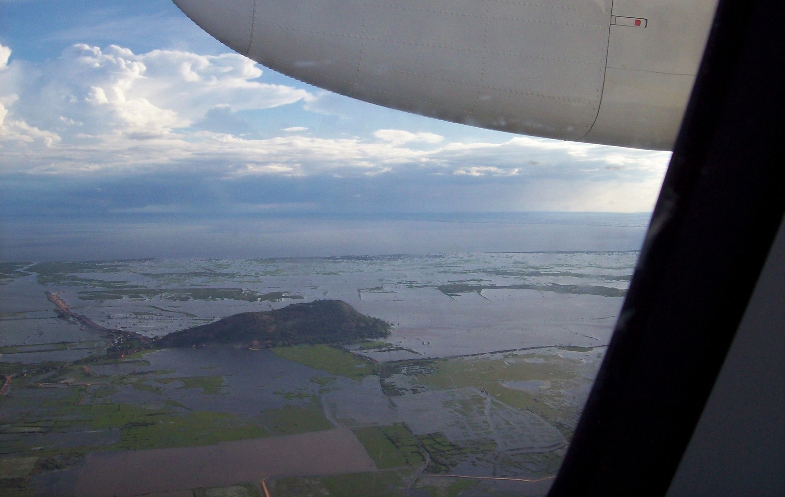 Flug der Lao Airlines über dem Tonle Sap See in Kambodscha