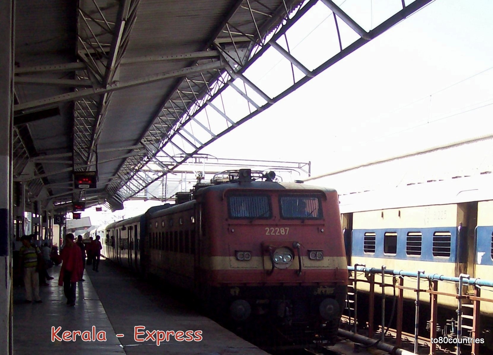 Kerala Express auf dem Weg nach Delhi im Bahnhof Agra Cantt