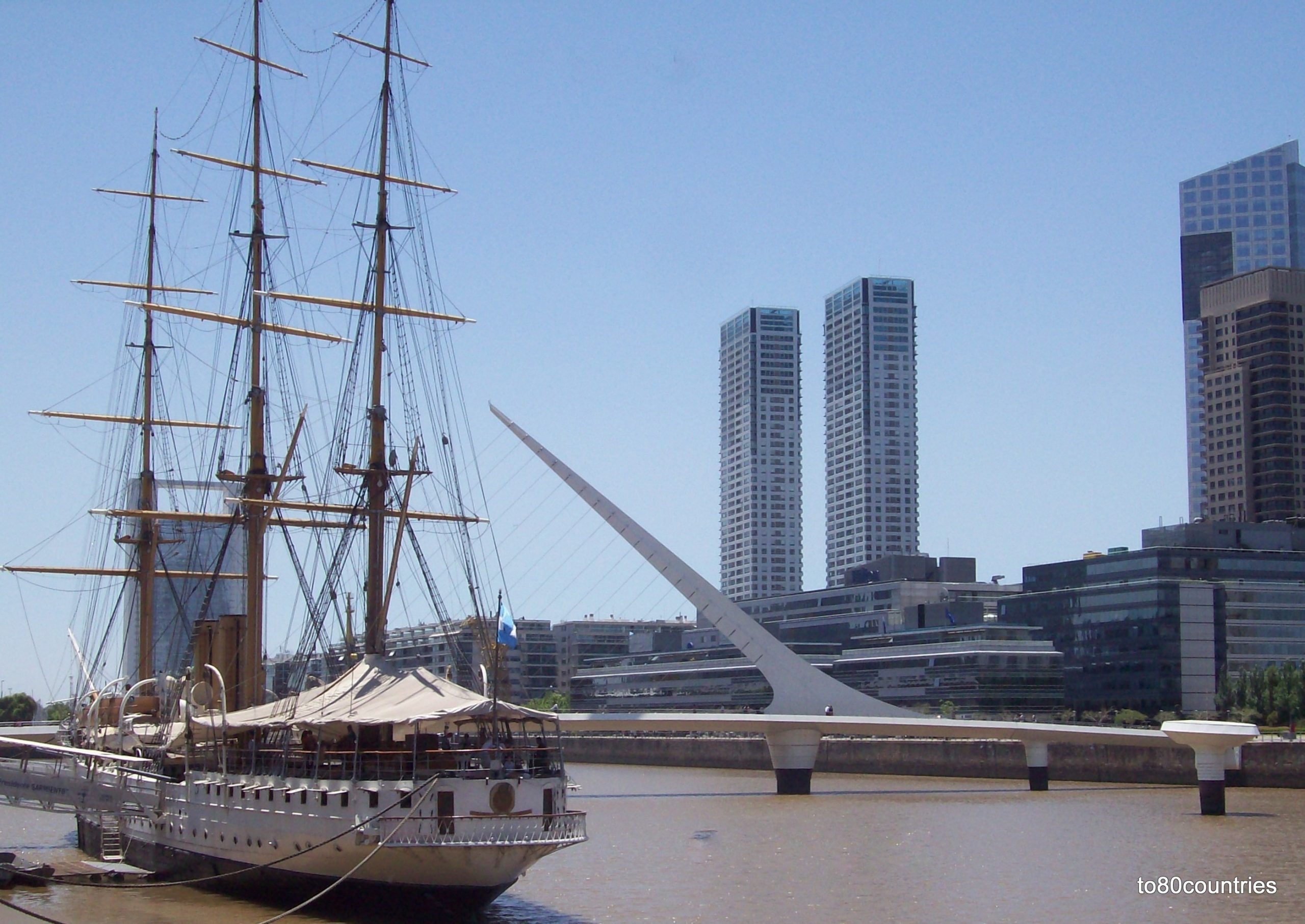Puerto Madero - Buenos Aires - Rio de la Plata - Puente de la Mujer und A.R.A. Presidente Sarmiento