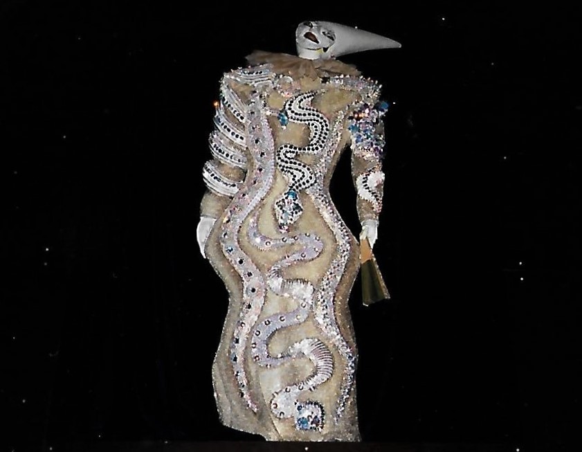 Wattens im Inntal - Kristallwelten - Niki de Saint Phalle (Kristalltragende Nana)