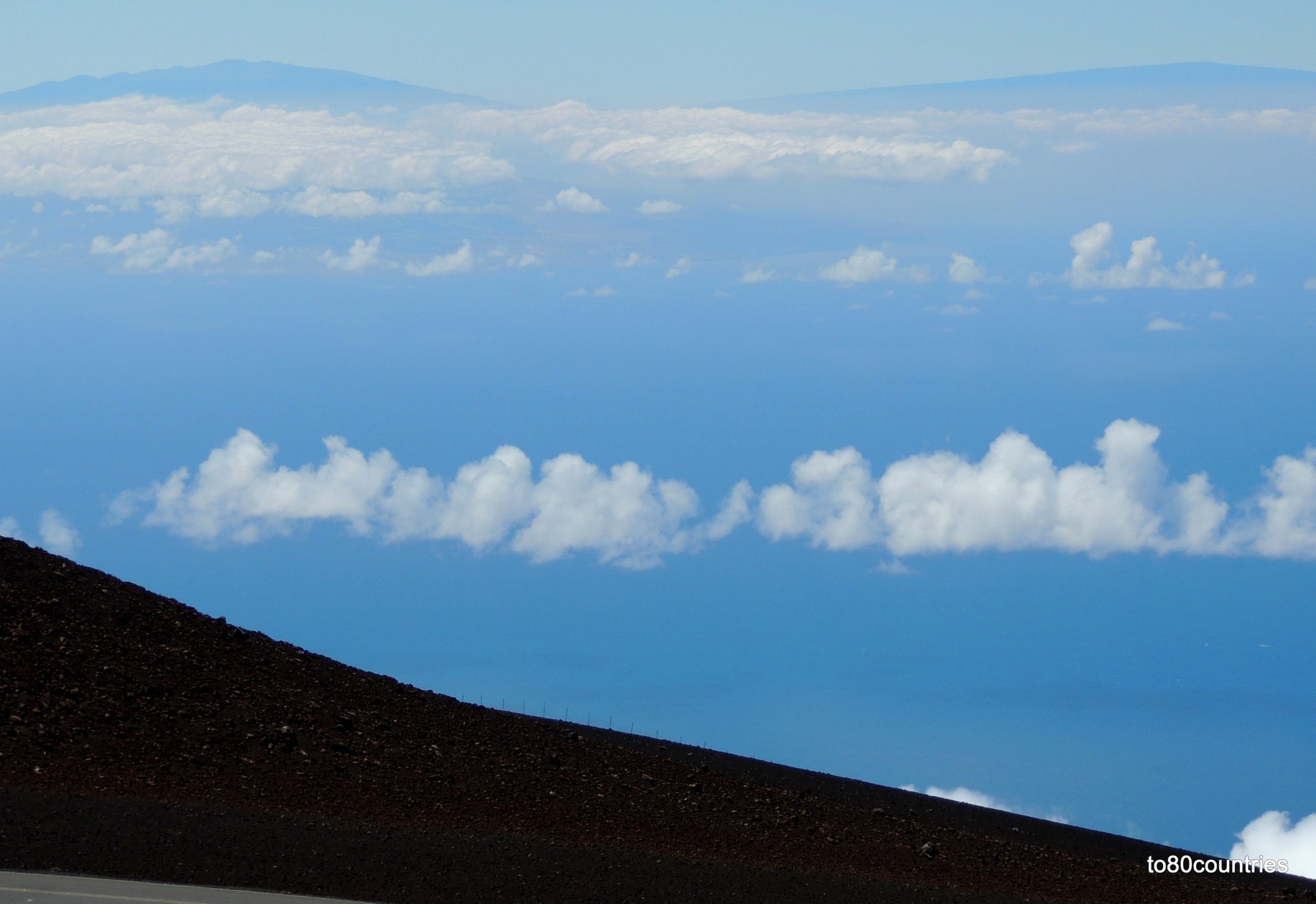 Blick vom Vulkan Haleakala auf Hawaii mit Mona Kea und Mona Loa