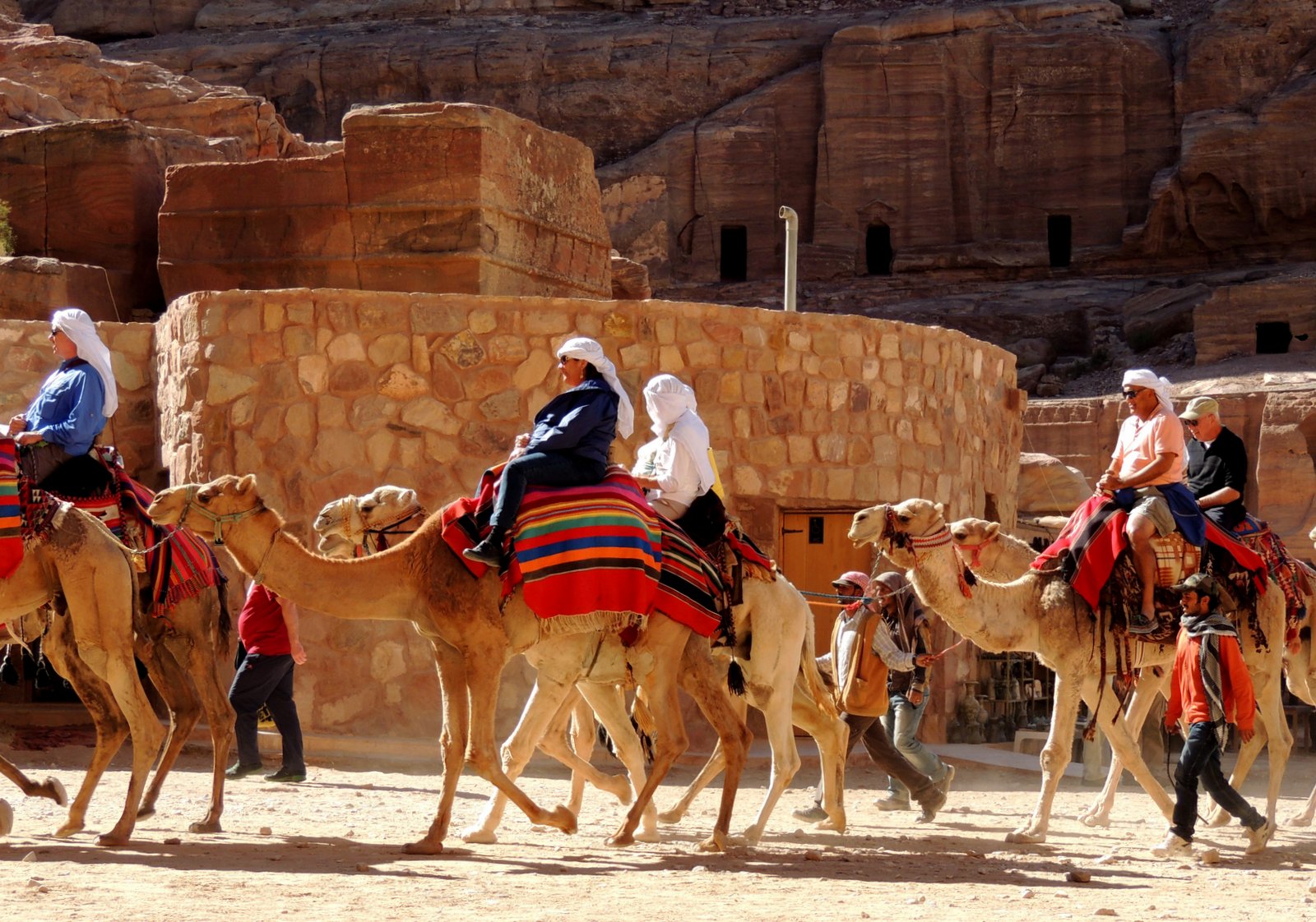 Touristen hoch zu Kamel in Petra Jordanien