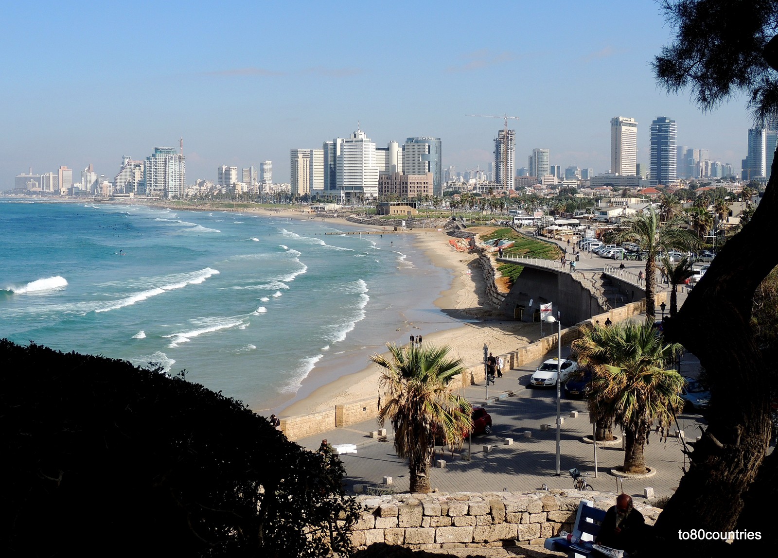 Blick von Jaffa auf den Stadtstrand von Tel Aviv