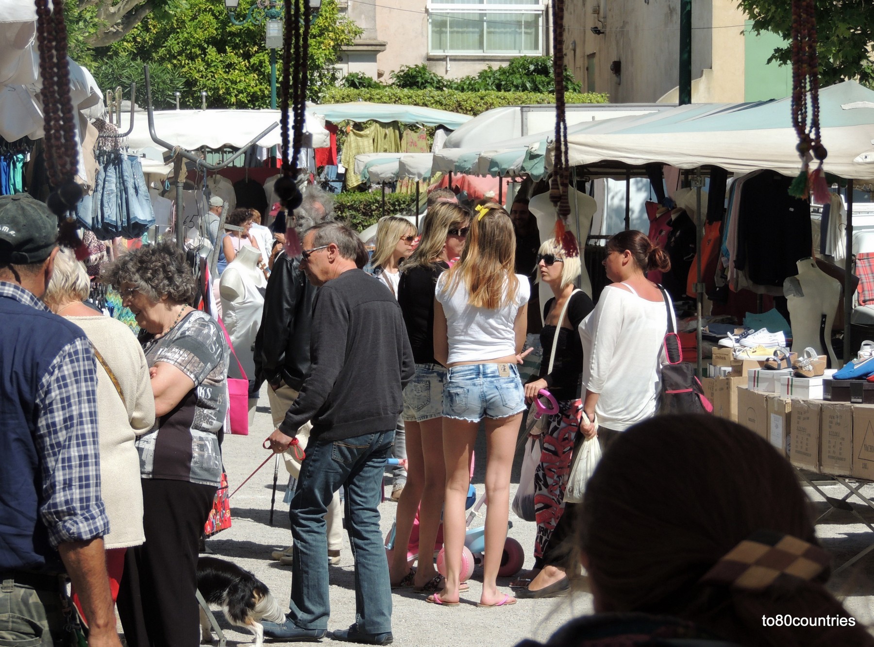 Wochenmarkt am "Place Victor Hugo" in Cogolin