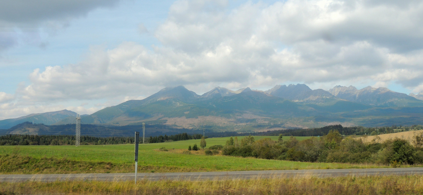 Hohe Tatra vom Zug aus gesehen