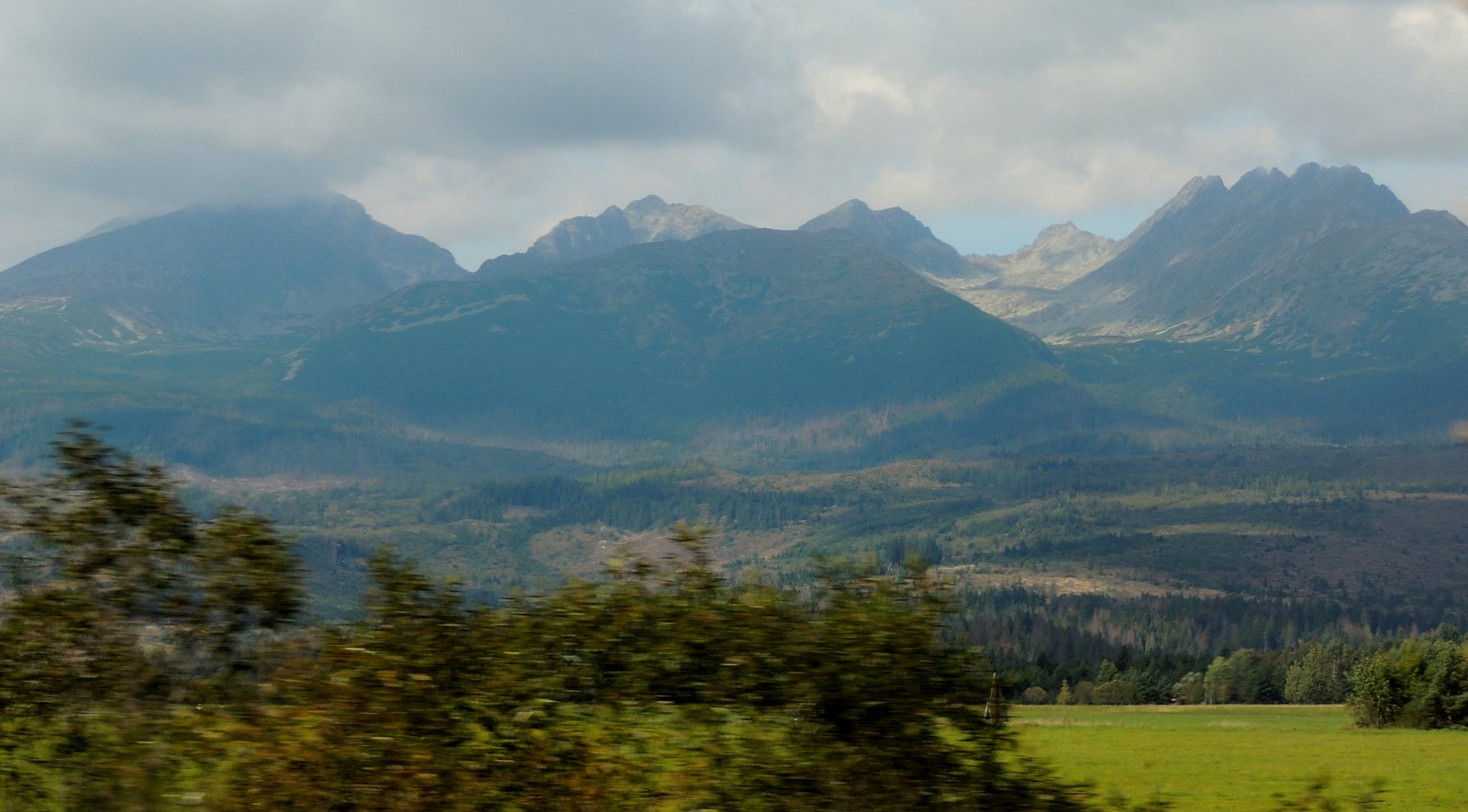 Hohe Tatra aus deem Zug fotografiert