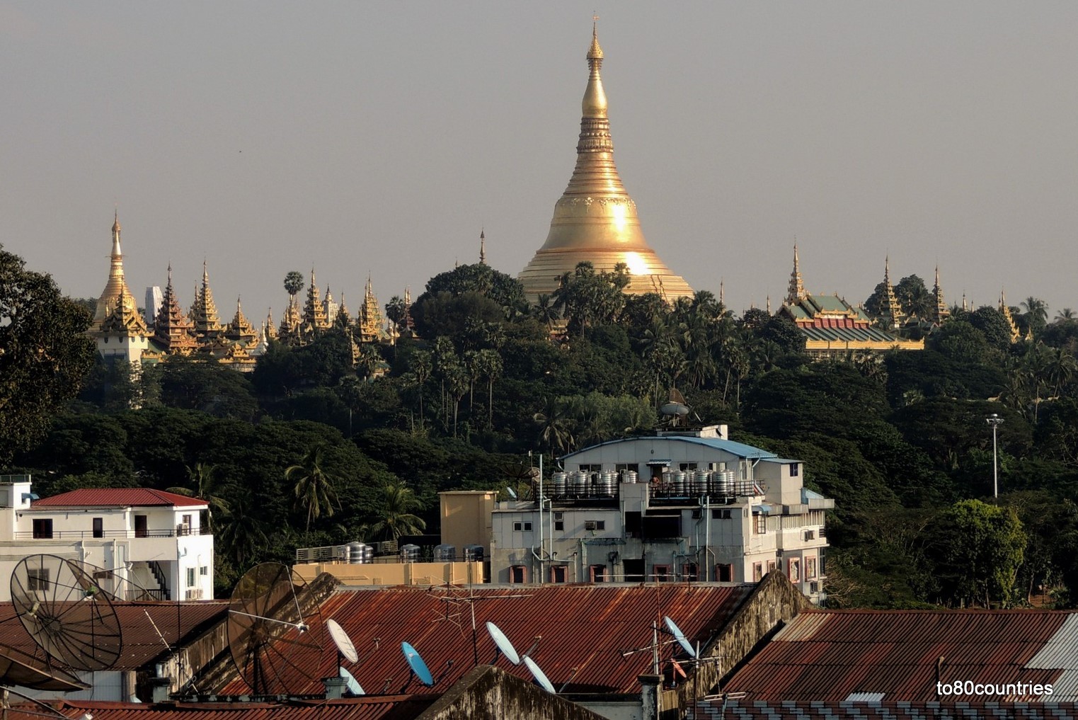 Blick von der Dachterrasse des Accord Hotels auf die Shwedagon-Pagode in Rangun