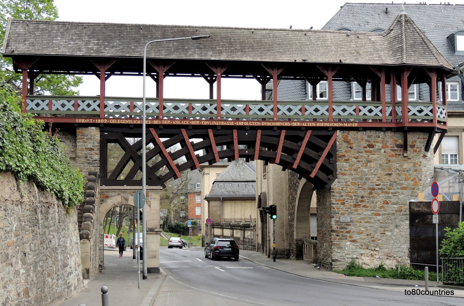 die Heidenmauer mit dem Römertor - Wiesbaden