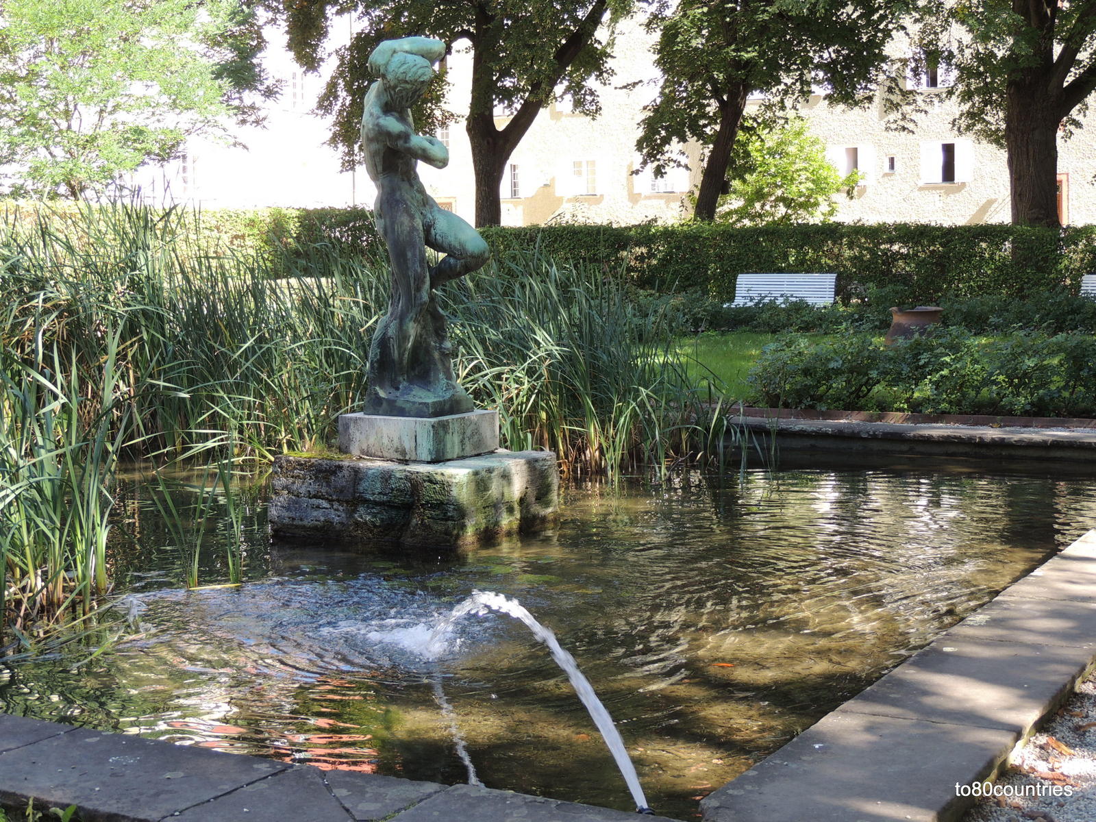 Teich im Garten der Ruhe - Bronzefigur des "Badenden" von Richard Knecht - Borstei